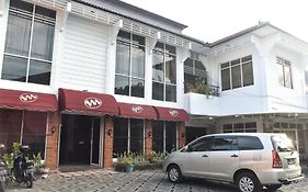 RedDoorz near Kampung Warna Warni